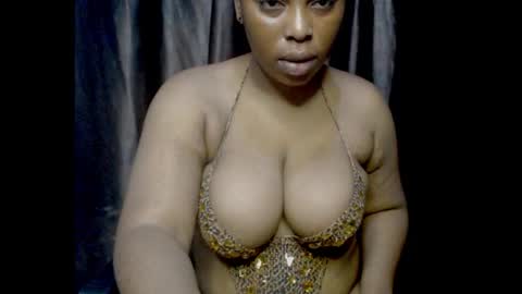 Snapshot of squirtyqueenxx chatting on 09-15-25, 11:05 gold online show from 09-15-25, 11:05