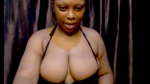 Snapshot of squirtyqueenxx chatting on 09-22-25, 11:51 gold online show from 09-22-25, 11:51