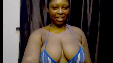 Snapshot of squirtyqueenxx chatting on 09-24-25, 12:08 gold online show from 09-24-25, 12:08