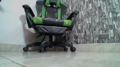 Snapshot of srfindomfeet_ chatting on 02-01-25, 06:40 sr master cum its my old account online show from 02-01-25, 06:40