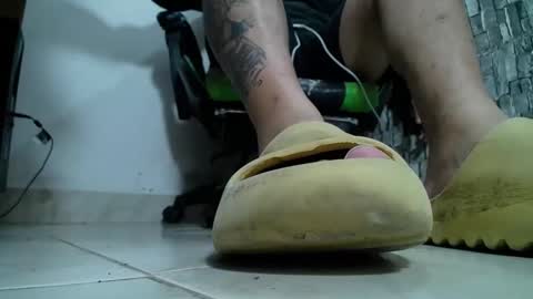 Snapshot of srfindomfeet_ chatting on 02-02-25, 04:26 sr master cum its my old account online show from 02-02-25, 04:26