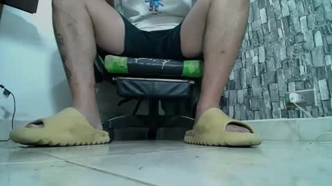Snapshot of srfindomfeet_ chatting on 02-07-25, 04:06 sr master cum its my old account online show from 02-07-25, 04:06