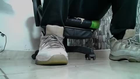 Snapshot of srfindomfeet_ chatting on 02-12-25, 08:40 sr master cum its my old account online show from 02-12-25, 08:40