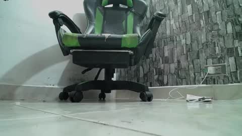 Snapshot of srfindomfeet_ chatting on 02-19-25, 05:16 sr master cum its my old account online show from 02-19-25, 05:16