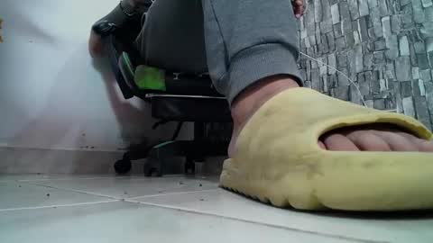 Snapshot of srfindomfeet_ chatting on 02-20-25, 06:35 sr master cum its my old account online show from 02-20-25, 06:35