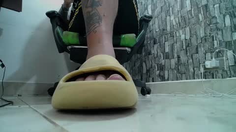 Snapshot of srfindomfeet_ chatting on 02-25-25, 04:14 sr master cum its my old account online show from 02-25-25, 04:14