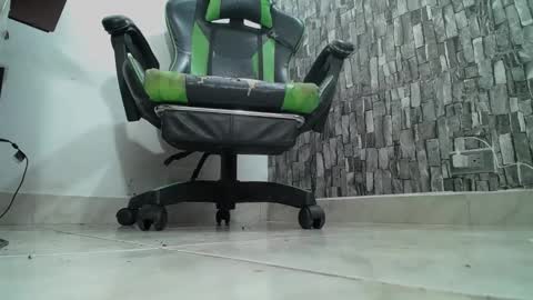 Snapshot of srfindomfeet_ chatting on 03-01-25, 02:37 sr master cum its my old account online show from 03-01-25, 02:37