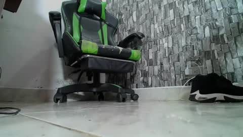 Snapshot of srfindomfeet_ chatting on 03-09-25, 09:57 sr master cum its my old account online show from 03-09-25, 09:57