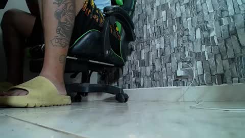 Snapshot of srfindomfeet_ chatting on 03-10-25, 01:01 sr master cum its my old account online show from 03-10-25, 01:01