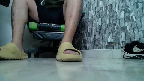 Snapshot of srfindomfeet_ chatting on 03-11-25, 01:37 sr master cum its my old account online show from 03-11-25, 01:37