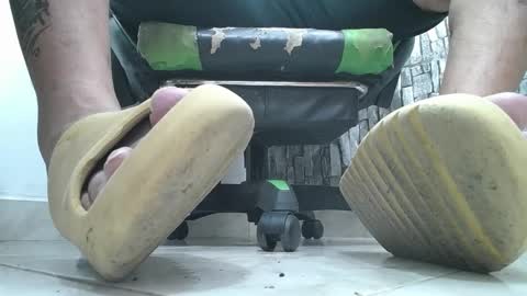 Snapshot of srfindomfeet_ chatting on 09-15-25, 04:12 sr master cum its my old account online show from 09-15-25, 04:12