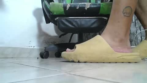 Snapshot of srfindomfeet_ chatting on 09-19-25, 07:03 sr master cum its my old account online show from 09-19-25, 07:03