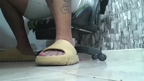 Snapshot of srfindomfeet_ chatting on 09-25-25, 02:15 sr master cum its my old account online show from 09-25-25, 02:15