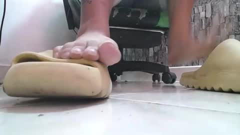 Snapshot of srfindomfeet_ chatting on 09-29-25, 11:37 sr master cum its my old account online show from 09-29-25, 11:37