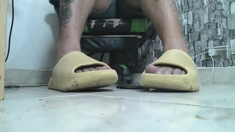 Snapshot of srfindomfeet_ chatting on 10-05-25, 03:05 sr master cum its my old account online show from 10-05-25, 03:05