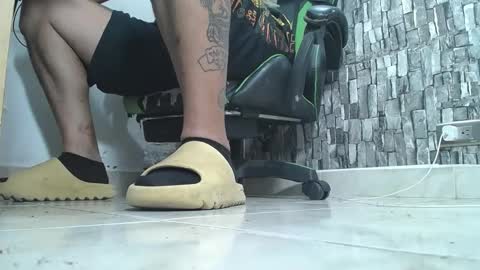 Snapshot of srfindomfeet_ chatting on 10-08-25, 03:04 sr master cum its my old account online show from 10-08-25, 03:04