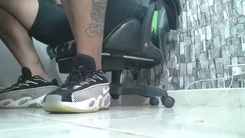 Snapshot of srfindomfeet_ chatting on 10-13-25, 12:21 sr master cum its my old account online show from 10-13-25, 12:21