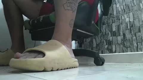 Snapshot of srfindomfeet_ chatting on 10-15-25, 07:41 sr master cum its my old account online show from 10-15-25, 07:41
