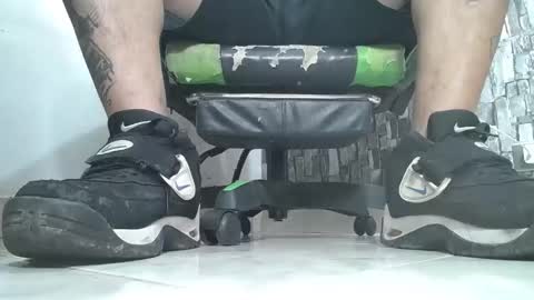 Snapshot of srfindomfeet_ chatting on 10-17-25, 10:45 sr master cum its my old account online show from 10-17-25, 10:45