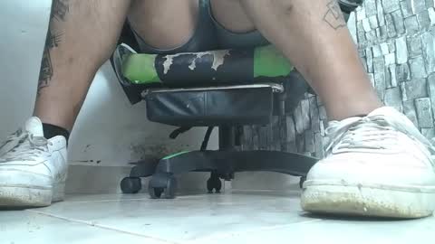 Snapshot of srfindomfeet_ chatting on 10-19-25, 12:22 sr master cum its my old account online show from 10-19-25, 12:22