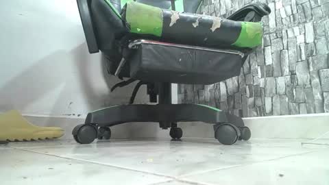 Snapshot of srfindomfeet_ chatting on 10-25-25, 02:08 sr master cum its my old account online show from 10-25-25, 02:08