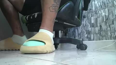 Snapshot of srfindomfeet_ chatting on 10-25-25, 06:02 sr master cum its my old account online show from 10-25-25, 06:02