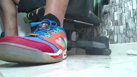 Snapshot of srfindomfeet_ chatting on 10-26-25, 07:42 sr master cum its my old account online show from 10-26-25, 07:42