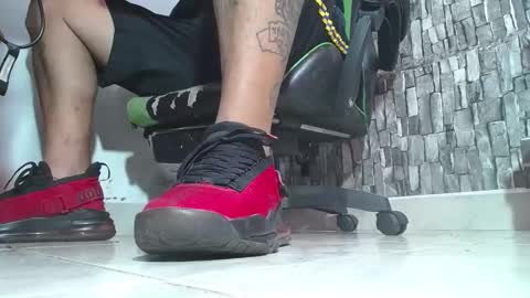 Snapshot of srfindomfeet_ chatting on 10-31-25, 01:45 sr master cum its my old account online show from 10-31-25, 01:45