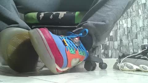 Snapshot of srfindomfeet_ chatting on 11-20-25, 02:45 sr master cum its my old account online show from 11-20-25, 02:45