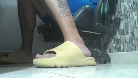 Snapshot of srfindomfeet_ chatting on 11-22-25, 07:24 sr master cum its my old account online show from 11-22-25, 07:24