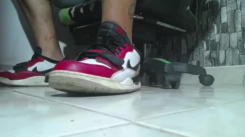 Snapshot of srfindomfeet_ chatting on 11-25-25, 06:08 sr master cum its my old account online show from 11-25-25, 06:08