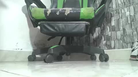 Snapshot of srfindomfeet_ chatting on 11-29-25, 06:33 sr master cum its my old account online show from 11-29-25, 06:33