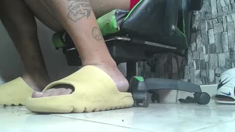 Snapshot of srfindomfeet_ chatting on 11-30-25, 04:00 sr master cum its my old account online show from 11-30-25, 04:00