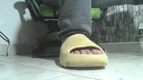 Snapshot of srfindomfeet_ chatting on 12-05-25, 07:39 sr master cum its my old account online show from 12-05-25, 07:39