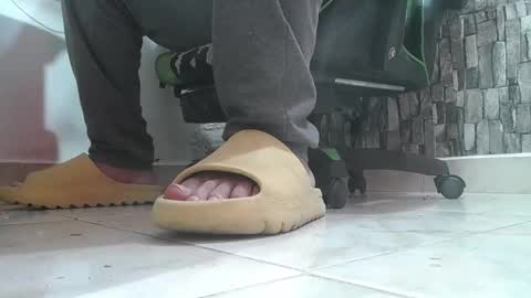 Snapshot of srfindomfeet_ chatting on 12-05-25, 07:54 sr master cum its my old account online show from 12-05-25, 07:54