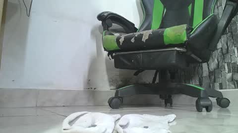 Snapshot of srfindomfeet_ chatting on 12-13-25, 07:53 sr master cum its my old account online show from 12-13-25, 07:53