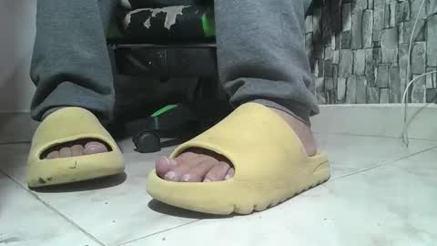 Snapshot of srfindomfeet_ chatting on 12-15-25, 08:13 sr master cum its my old account online show from 12-15-25, 08:13