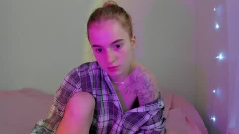 Snapshot of stacey_brow chatting on 05-07-26, 01:55 stacey online show from 05-07-26, 01:55