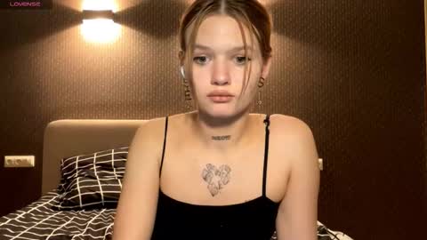 Snapshot of starlitsiren chatting on 03-12-26, 08:37 starlitsiren online show from 03-12-26, 08:37