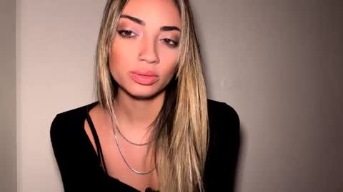 Mia online show from 04-10-26, 09:52