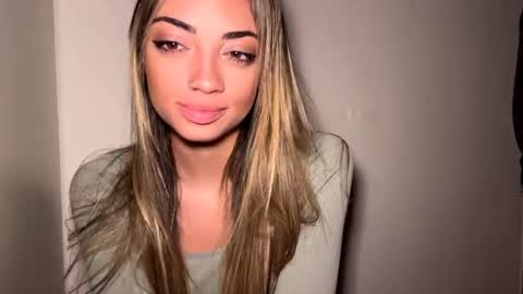 Mia online show from 04-11-26, 10:19