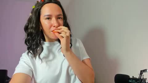 Snapshot of stayluna chatting on 12-16-25, 08:03 stayluna online show from 12-16-25, 08:03