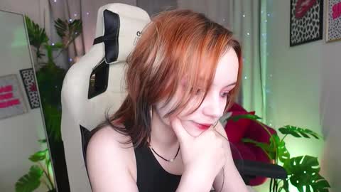 Snapshot of staymonica chatting on 10-26-25, 01:28 MONICA online show from 10-26-25, 01:28