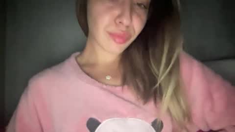 Snapshot of stefy_glow chatting on 11-04-25, 09:25 stefy_glow online show from 11-04-25, 09:25