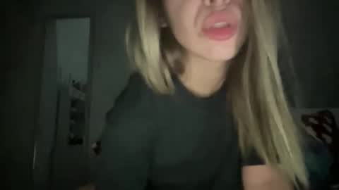 Snapshot of stefy_glow chatting on 11-12-25, 11:25 stefy_glow online show from 11-12-25, 11:25