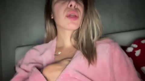 Snapshot of stefy_glow chatting on 11-16-25, 10:48 stefy_glow online show from 11-16-25, 10:48