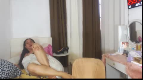 Snapshot of stellahugets chatting on 05-19-26, 03:13 Stella online show from 05-19-26, 03:13