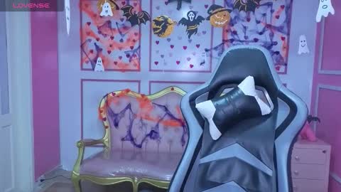 Stephania online show from 10-31-25, 01:01