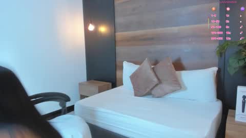 S T E P H A N Y A online show from 10-31-25, 07:48