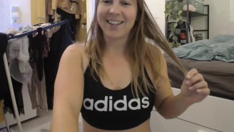 Snapshot of story_of_sarah chatting on 11-11-25, 08:42 Sarah online show from 11-11-25, 08:42